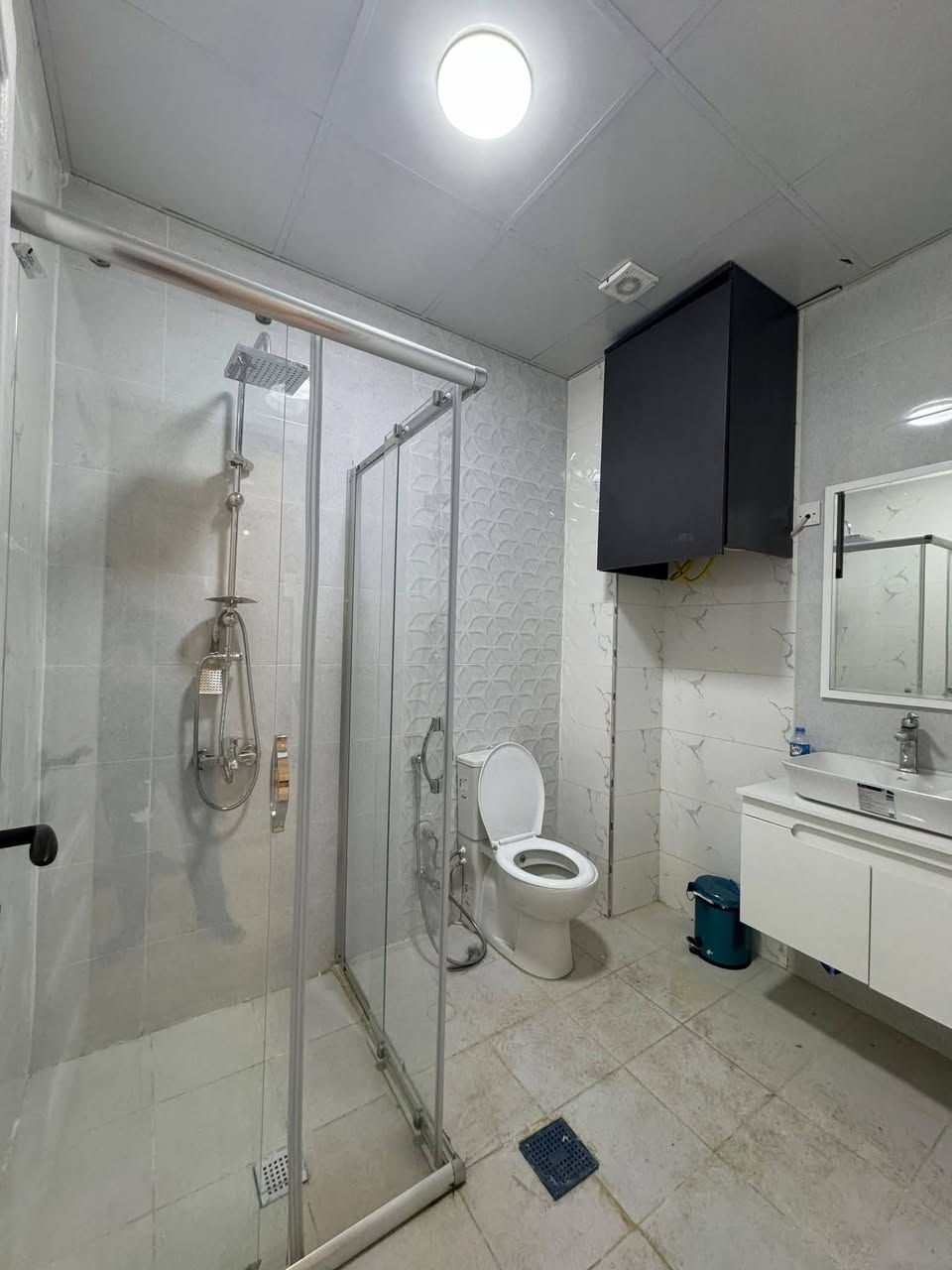 شقة #للایجار
غرفة و صالة ، مساحة 90 متر 
مجمع سکنی واو تاورز ، عالشارع 100 متر
اربیل ، شارع 100 متر ، مقابل جامعە جیهان 
للتواصل: 0750 444 7409 
   * ***********
