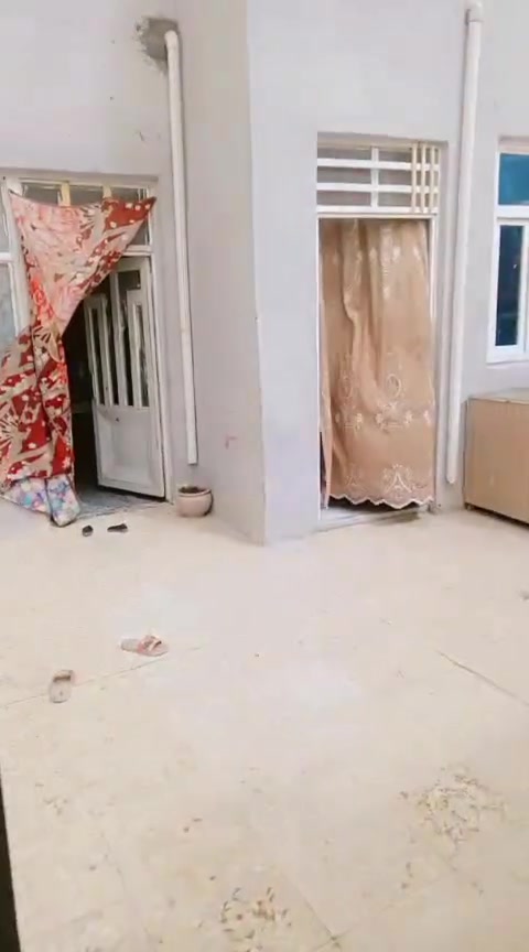 جبنالكم عرض اليوم مميز ،،
من مكتب دلالية الزراعي في حي ميسان ،
باادارة الحاج أبو عبد الله الكرعاوي ،
بيت للبيع مساحته 200 متر ،،
غرفتين نوم وصاله ومطبخ واستقبال وحمام وساحه بيت ،،
البيت نظيف جدا كاشي سيراميك ،،
عالي عن الشارع،،
سعره 45 مليون ،،،
في حي ميسان نهايه الكيات شارع الزوار القديم خلف سكله الكرعاوي 
للاستفسار الاتصال بالرقم ***********
مامتواجد على الفيس اتصل عليه لو تعال للمكتب
