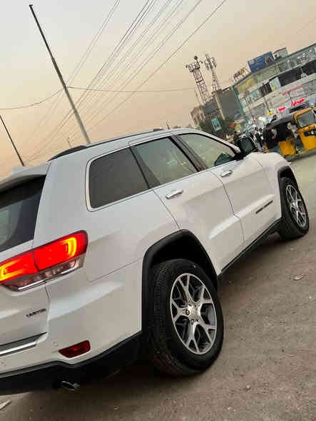 السلام عليكم 
عندي جيب للبيع خليجيه 2019 ماشيه 99 الف كيلو رقم بغداد باسمي 
السياره فول مواصفات بانوراما 3 شاشات دمام خلفي وسستم صوت كشنات جلد كهرباء ستيرن كهرباء سياره مطلعها ع ايدي من شركة ليث العبيدي 
كتلوكاتها غراضها كلها وياها موجوده 
السياره مكفوله مكينه كير صدر تبريد صيانه كله بالشركه 
بيها صبغ شي بسيط ربع الجاملغ الامامي وشويه من البنيد السعر 315 ورقه وبيها مجال 
مكاني بغداد زيونه 
للاتصال 
***********
