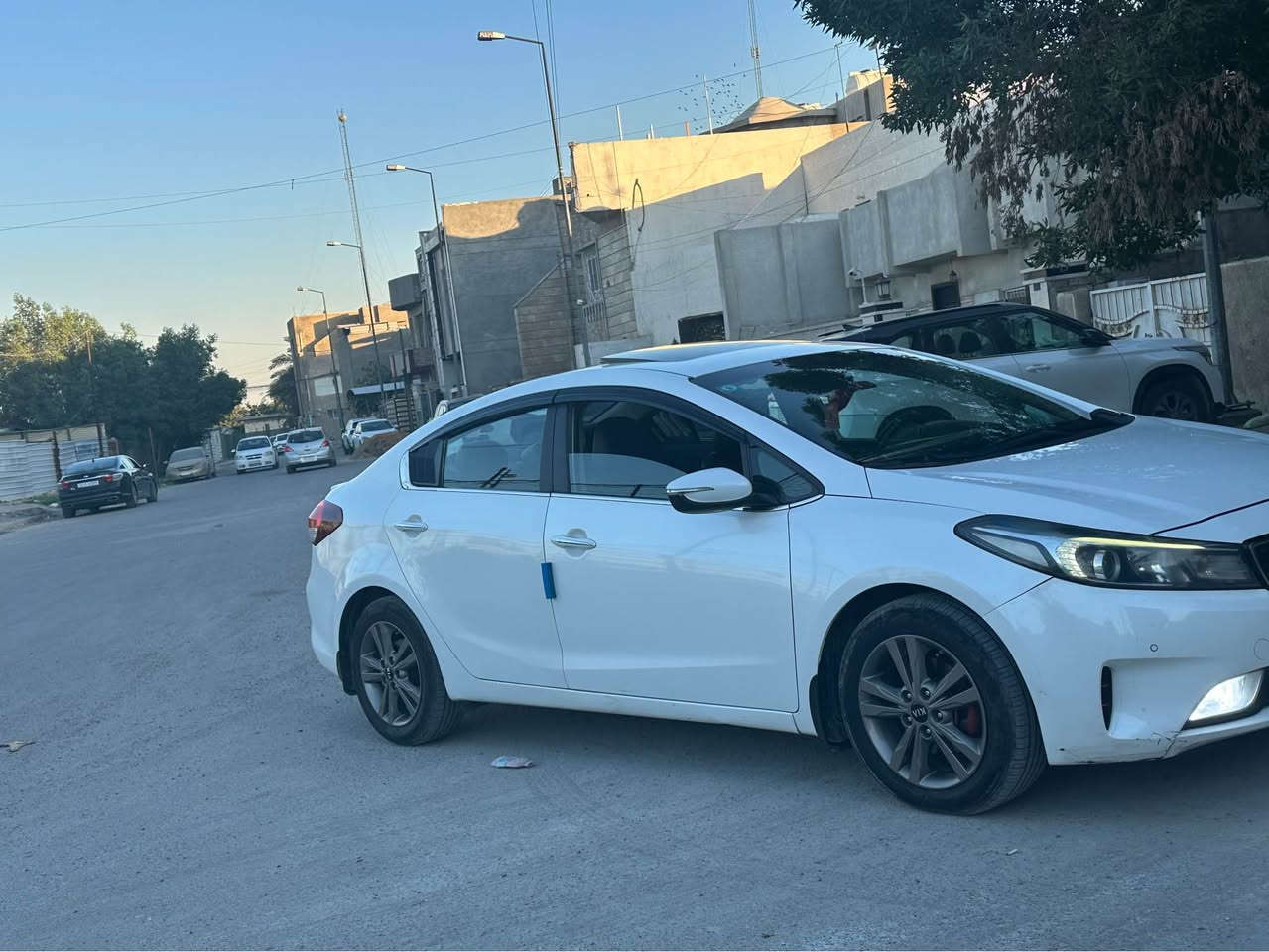 اسلام عليكم سيراتو 17 ايراني فول لفول محرك 2000  بيها قطعتين صبغ جملغ لهلال مالته ولباب هم هلال مالته ومرشوش واكو صوره بيها شخطه مبينه سعر 145 وبيها مجال رقم جديد قبل فتره حولتها رقم  لستفسار *********** بغداد, العراق
