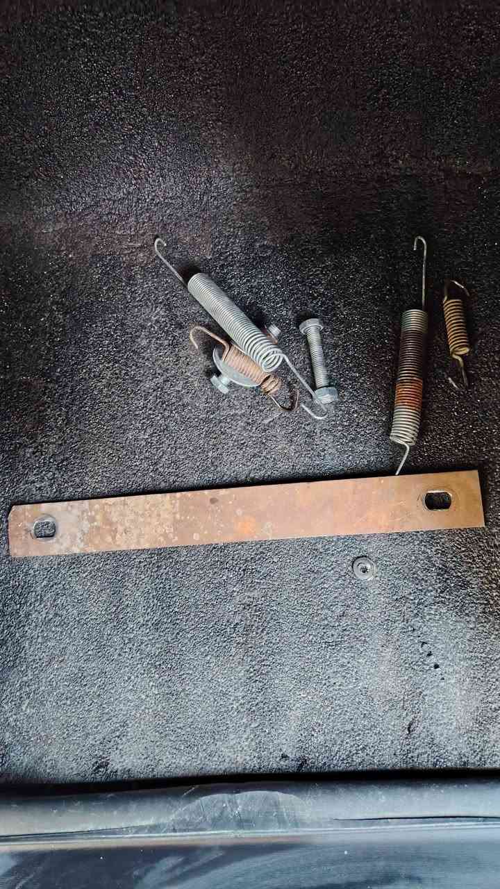 صندوك تلفري حجم كبير بعده نظيف هاي شوفت عينكم
كامل هو وبراغي وسبرنكات كبل جيب وشد

*********** بي واتساب
سعر ٣٠
