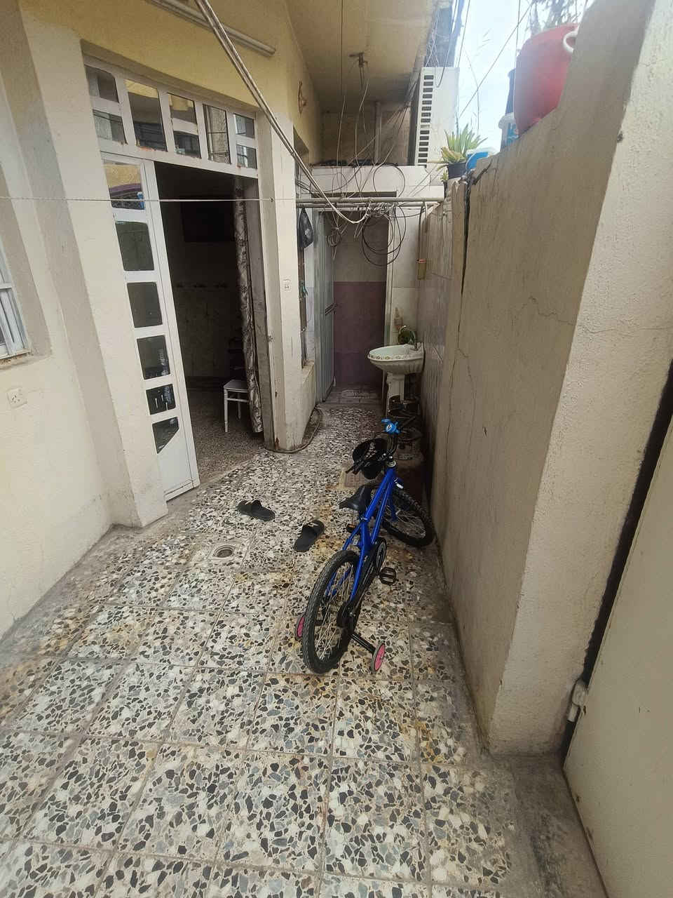 السلام عليكم
بيت معروض للبيع 100م طابقين طابو صرف زراعي سند 25 الشعر الدوانم قريب جامع بيت هاتو تواصل ***********
***********
