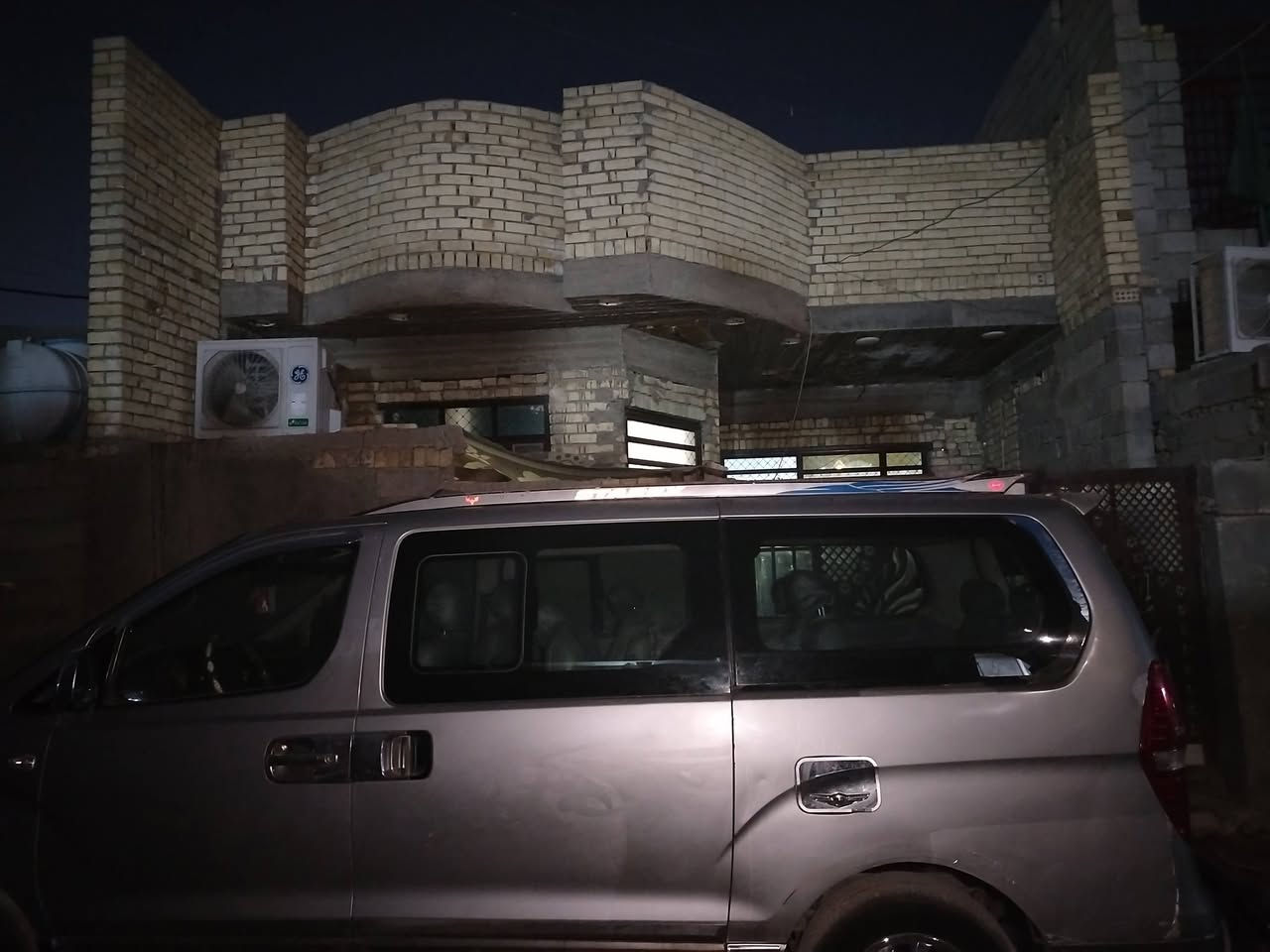 السلام  عليكم   بيت  للبيع مساحه 155 متر  عقد  زراعي  قرب حسينيه الامام  المهدي خلف تارتان جاسم شبر  بناء  طابوق  جديد  يحتوي ع  غرفتين  نوم   وصاله  كبيره   اربع  حمامات  وستقبال ومطبخ البيت      يرهم  نقد  ويرهم   قصد   مقدمه  وشهريه  اللاتصال ع ***********
