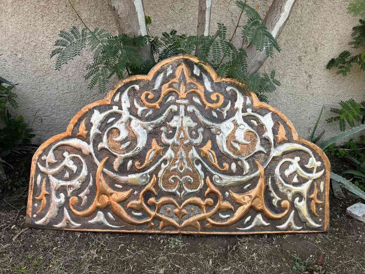 تاج او مدخل باب او لوحة  نحاس قديم زخرفة عربية 
القياس عرض 110 سم 
            ارتفاع 65 سم 
كبيرة بالحجم وزن ثقيل جدا
واتساب ***********
