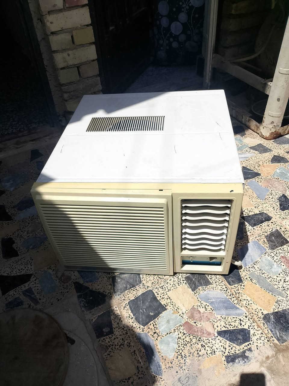 مكيف شغال للبيع سعر 250 بي مجال  مكان حي الرحمه الشماعيه رقم الهاتف ***********
