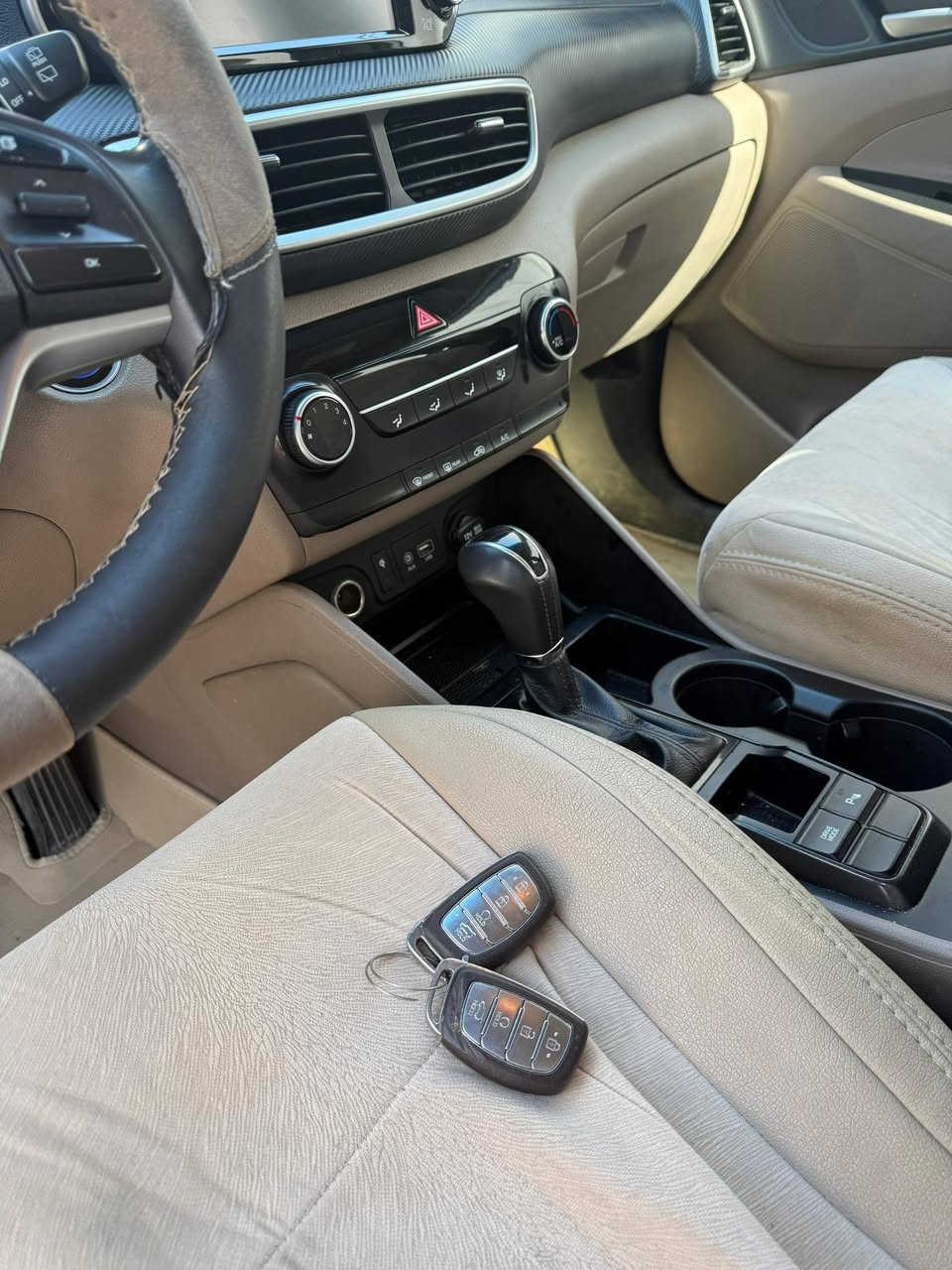 هیۆندا تۆکسۆن2020 کامل مواسفات تەنها پانۆڕمانیە
خەلیجی کۆریە
تەنها دەرگای لای سەکن بەبیلادی گۆڕاوە
مەکینە ٢،٠دووش گێڕ و مەکینە و کارەباییات و تەبرید بەشەرت 
دووسویچ شغال یەددە نیکل و بەسمە تایەی سپێرم نەهینایتەخوارێ وبەناوی خۆمە
دووکوشین پێشەوە کارەبایی
وایرلێس دۆلفین
کامێراحساس پێش و پشت
***********
