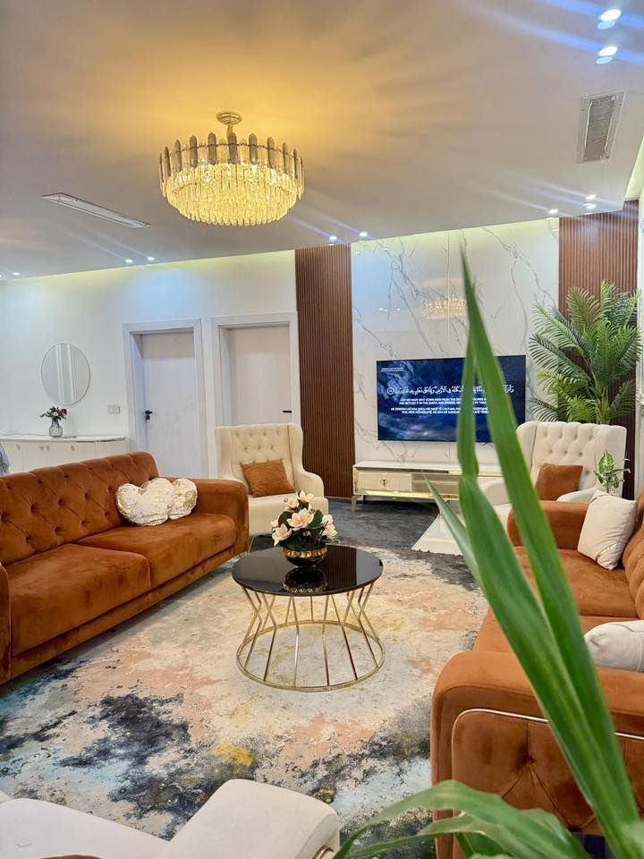 ناوازەترین خانوو بە دیزاینێکی سەردەمیانەو موادی تۆکمەو کوالیەتی بەرز دروستکراوە بۆ فڕۆشتن نرخی گونجاو
١٦٥ م
پێکهاتووە لە هۆڵێکی گەورە
 موساعید مەتبەخ ساردو گەرم 
٢ نوستنی گەورە 
ڕاڕەوێکی گەورە
موشتەمەلاتێکی گەورە

مواسەفاتەکانی بریتین لە:
ڕوکاری بینا ئەسترۆپۆلی تورکی 
پەنجەرەی عەزل
دەکتی موبەڕیدە
ئەساسی کامل بیناکە کۆنکرێتە
سەقفی کامل بیناکە کنافە
کۆڵانی ١٢ م 
ئەساسی بەرزو کۆڵانێکی خۆش 
ئاو وکارەبای ڕەئیسی زۆر باشی هەیە
نزیک مەکتەب و مزگەوت ە بازاڕە 
ناونیشانی ئەم خانووە قولەڕەیسی خواروو پشت مزگەوتی شەهید مەریوان
نرخی ئەم خانووە ٨ دەفتەرو نیو  مامەڵە
بۆ زانیاری زیاتر پەیوەندی بکەن بەم ژمارانە
***********
***********
