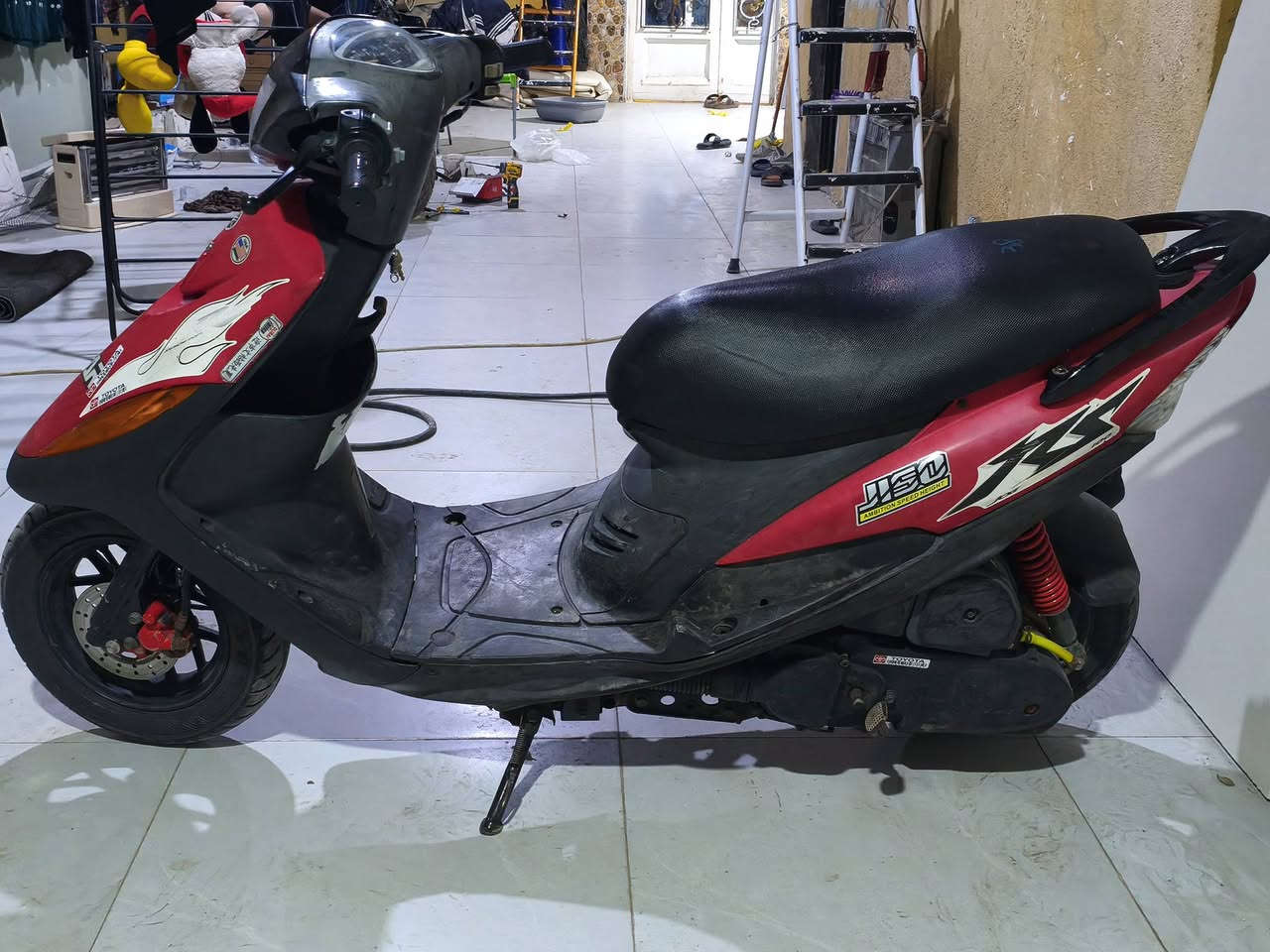 سلام عليكم دراجة ماكس عدله للبيع 
دراجة كفالة عامة وكلها مختمة ومكينة رمبة جديدة سعر 950 بي مجال قليل جداََ حك الجية للتواصل (***********)
