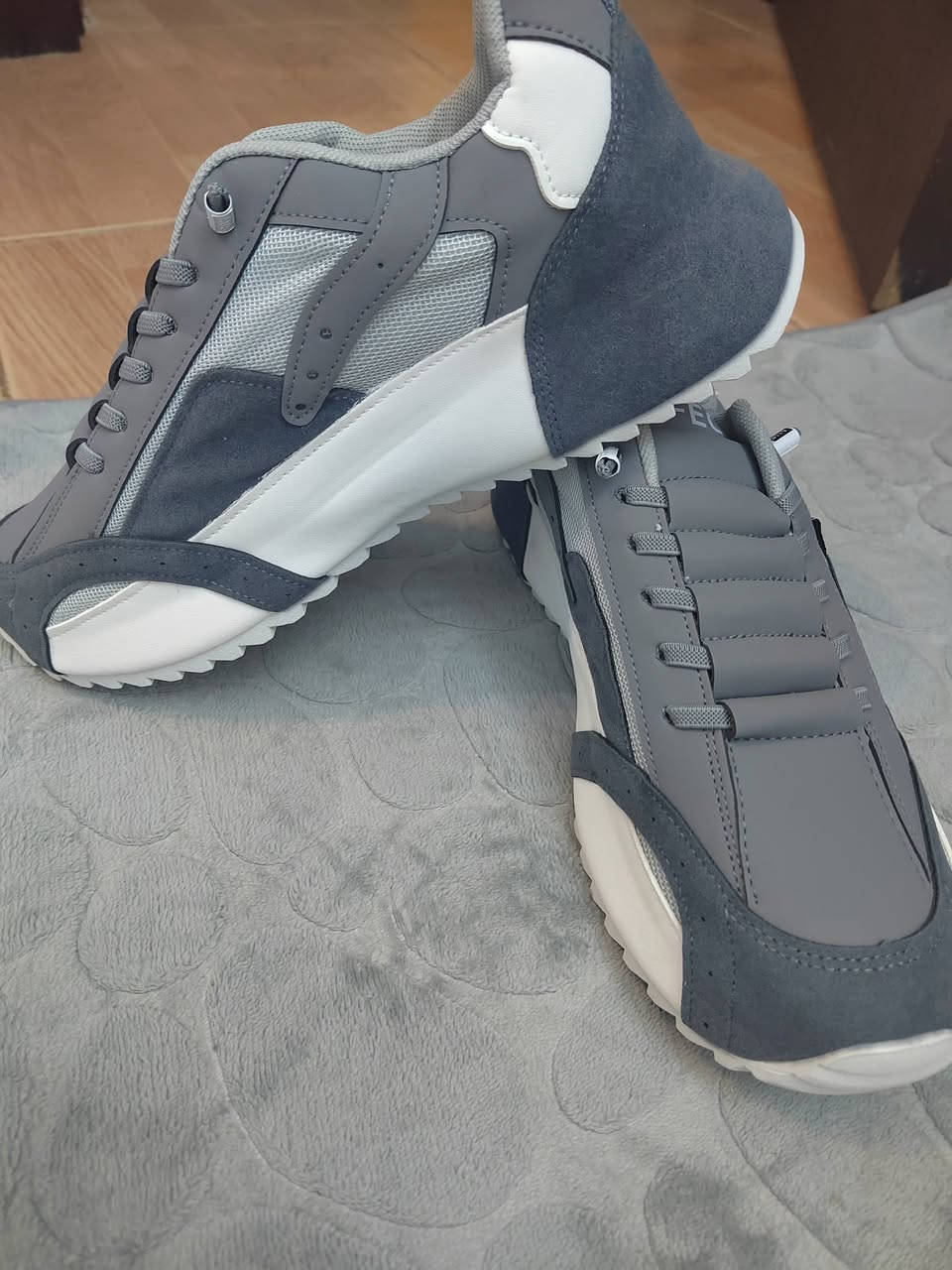 ألسلام عليكم
عندي هذا الحذاء الرياضي كوبي درجة اولى قياس ٤١ خفيف جداً وانيق جداً
ينلبس رجالي ونسائي
سعره ٢٥ مع التوصيل


**إذا كنت صاحب هذا الإعلان وتريد حذفه لأي سبب، رجاءا أرسل رسالة إلى الدعم الفني**