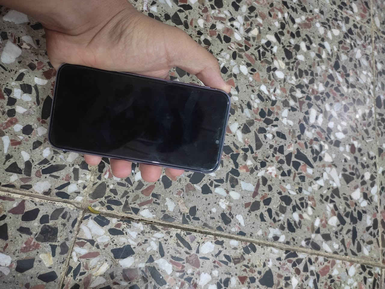 (للمراوس فقط بايفون اعلى منه فقططط مراوسس)
11 عادي ذاكره 128 بطاريه 89 لامرفوعه ولامبدله الجهاز وتر بروف جديد كامله ملحقات كارتونه مطابق كفر لزكه عدسات تك سم كارت 
الاستفسار *********** واتساب
