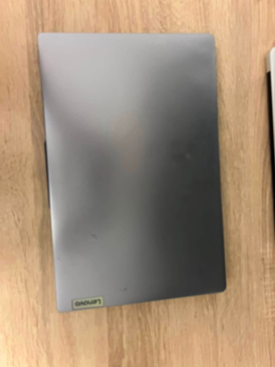 ⸻
💻 Lenovo IdeaPad Slim 3 15IRU8 للبيع

الجهاز نظيف جدًا، اشتريته قبل حوالي شهرين فقط، واستخدامي كان خفيف جدًا للدراسة والتصفح.

المواصفات:
✅ Intel Core i3-1315U (الجيل 13)
✅ RAM 8GB
✅ شاشة 15.6” Full HD
✅ Windows 11 Pro
✅ كيبورد عربي + إنكليزي مع Numpad
✅ البطارية ممتازة

المرفقات:
📦 الكرتون (العلبة) الأصلي موجود.
🔌 الشاحن الأصلي موجود.

ملاحظة:
يوجد شرخ بسيط في الهيكل من الجهة اليسرى (واضح بالصور)، ولا يؤثر نهائيًا على أداء الجهاز أو الشاشة، وكل شيء يعمل بصورة طبيعية

السعر:280الف و بي مجال 
***********
