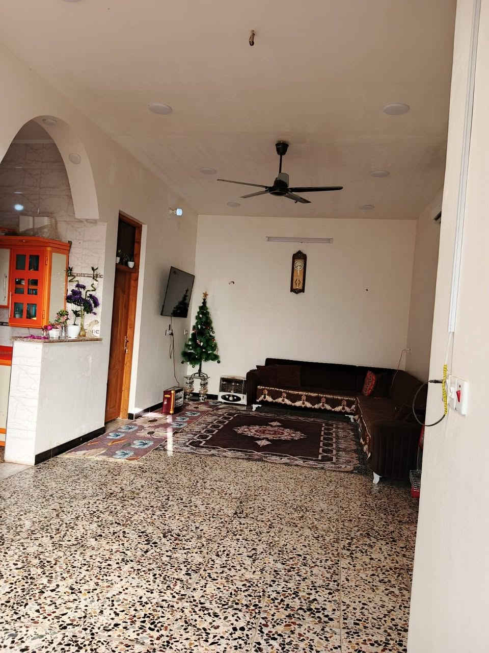 دار للبيع المساحة الكلية مع الشارع 625 متر صافي الأرض من عدة الشارع 525 متر بيت 220 متر وباقي حديقة امامية وحديقة بجانب البيت عل شكل قطعة واجهة 5 آلة ربع ولبيت واجهتة 10 وربع واجهت الأرض الكلي 15 آلة عشرة العنوان الشعلة الدوانم شارع البلوك بل فرع الي مقابيل البنزين خانة المتروكة  واجهة 14 و90 والنزال 35 و 50 صافي من غير الشارع 4 غرف نوم ستقبال وهول ومطبغ وترك على عرض البيت بي مطبخ حار *********** كورك بي وتساب ***********
