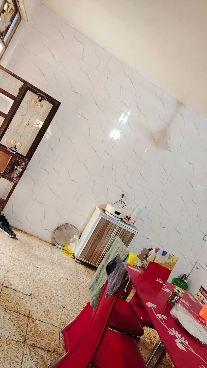 سلام عليكم بيت مساحه 300 متر طابق ونص منطقه الالف قرب ملعب تيسير سعره 250 مليون وإذا اكو مراوس ب 200 متر وينطي فرق حسب الاتفاق بيت جاهز ماابي اي نقص متواجد خاص وهذا رقمي هم بي واتساب ***********
