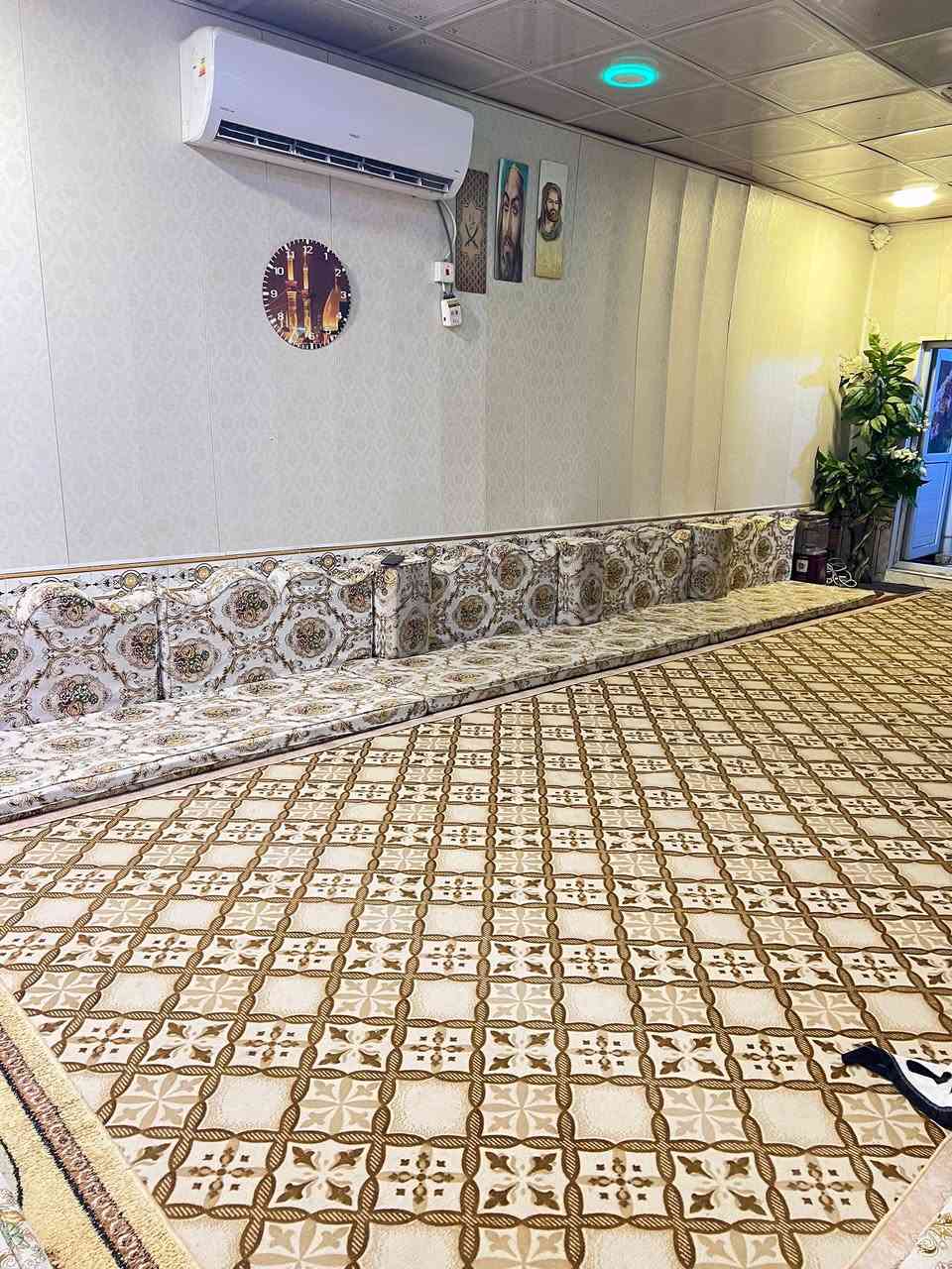 السلام عليكم بيت تجاوز لبيع مساحه 180 غرفه وصاله ومطبخ ناصريه حي التضحيه ***********
