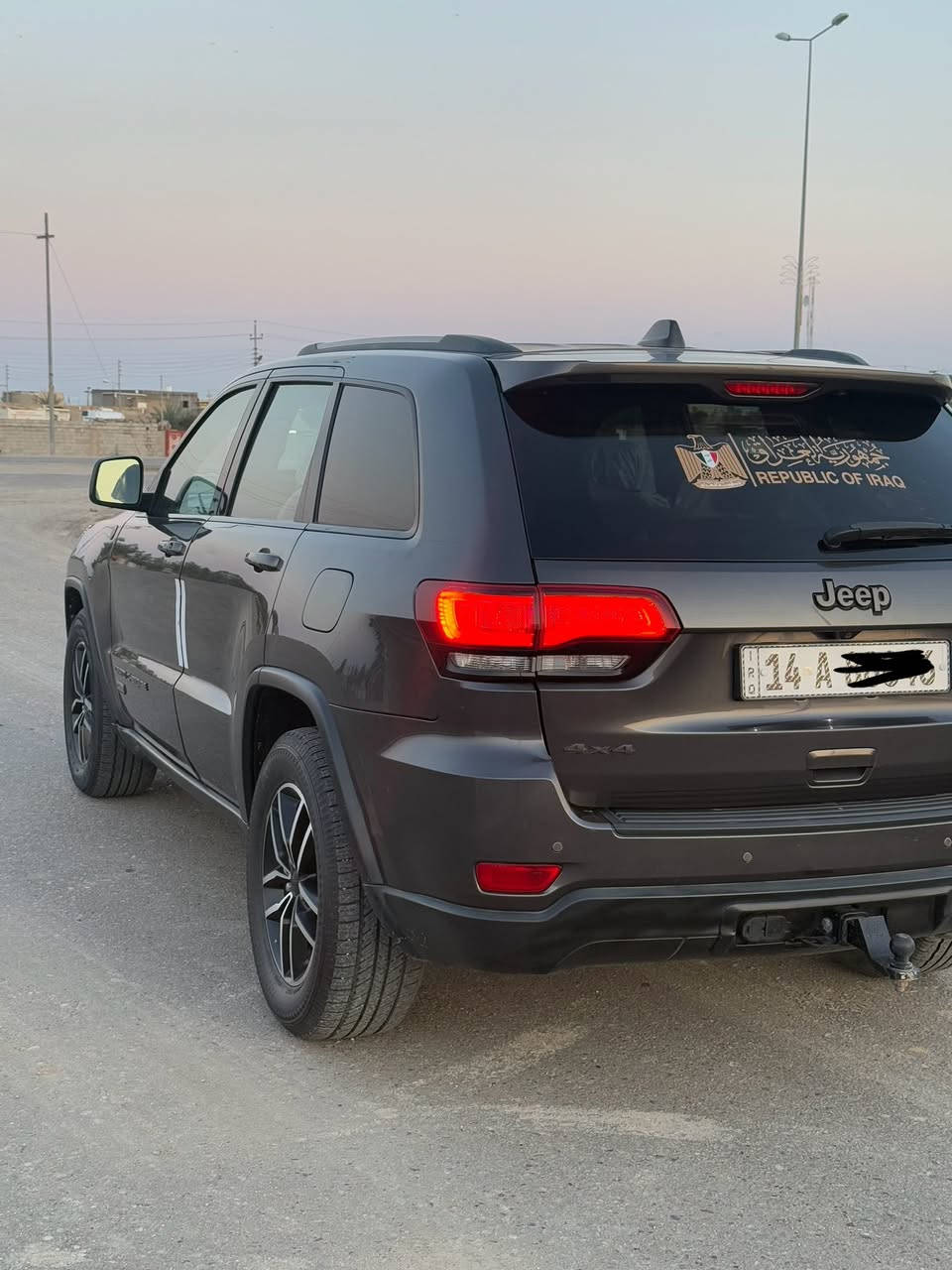 جيب كراند شيروكي فئه 1941 
فول مواصفات 
الموديل :2017
المحرك : V6.  3.6L . 
العداد : 140m
رقم بصرة
للبيع او مراوس حسب القناعه
 
المواصفات :
* دفع رباعي 4x4 . 
* قيادة ذاتية عند المنعطفات. 
* رادار مانع تصادم خلفي.  
* نظام تحذير عند تجاوز السرعة المحددة. . 
* مرايا تعتيم ذاتي. 
* نظام الصوت عملاق
* سقف فتحه
* شاشه كبيرة
* المصابيح الأمامية زنون .
* كشافات الضباب زنون . 
* دخول ذكي. 
* تشغيل عن بعد .
* الصندوق الخلفيي كهربائي .
* مقعد السائق كهربائية .
* المقاعد الأمامية تدفئة .
* حساسات خلفية . 
*تبريد خلفي امامي ثلج
* تدفئة ستيرن . 
* مانع تصادم خلفي .
* بلوتوث تلفون . 
* محدد سرعة . 
* نظام التشغيل والاطفاء الاوتوماتيكي .
* نظام بريك اوتماتيكي .
*مكينه جديده مال ٢٠
حادثها جاملغ امامي جهة السايق ومصبوغ بدون دواخل وبدون ايرباك 
مكان البصره ***********
