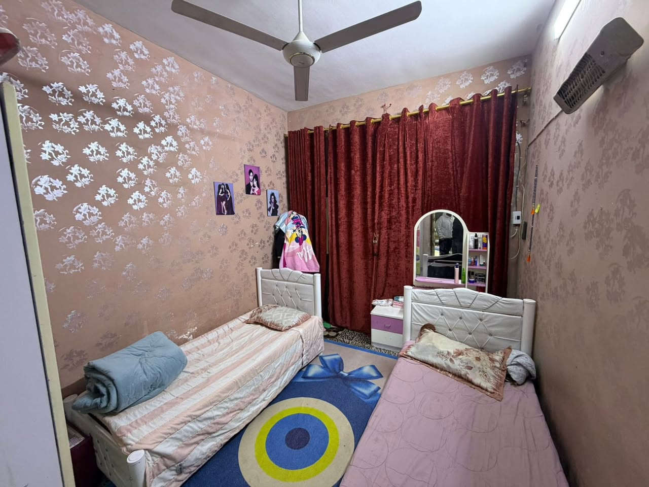 ١٥٠ متر للبيع 
الوجه ٧ ونص ونزال ٢٠
مسلح جدا نظيف 
استقبال ومطبخ وصاله وغرفتين نوم وخدمات 
فوك غرفتين نوم 
العنوان حي اور خلف سوك حي اور مربع الضباط 
السعر ٣٥٥ وقابل للتفاوض 
*********** 
مكتب ابراهيم السراجي للعقار
