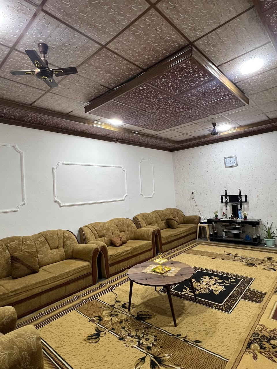 بيع مستعجل دار 200م طابوا، شارع 20،حي الزوراء55 فرع قاعة الشهداء.
تفاصيل البيت:-
1️⃣الطابق الأول/ نقص سيراميك فقط، يشمل؛ 
(2 غرفة نوم +  هول كبير + استقبال كبير + مطبخ حار وبارد سيراميك + كراج + محل او أسواق كبير +صحيات سيراميك داخل وخارج).

___________________

2️⃣الطابق الثاني/ بناء حديث فول سيراميك ويحتوي على منظومة دكت يشمل؛ 
( 2 غرفة نوم كبيرة ± هول + مطبخ + صحيات + مخزن كبير)

🛑 السعر مراسلة الخاص 
واتس اب *********** ☎️
