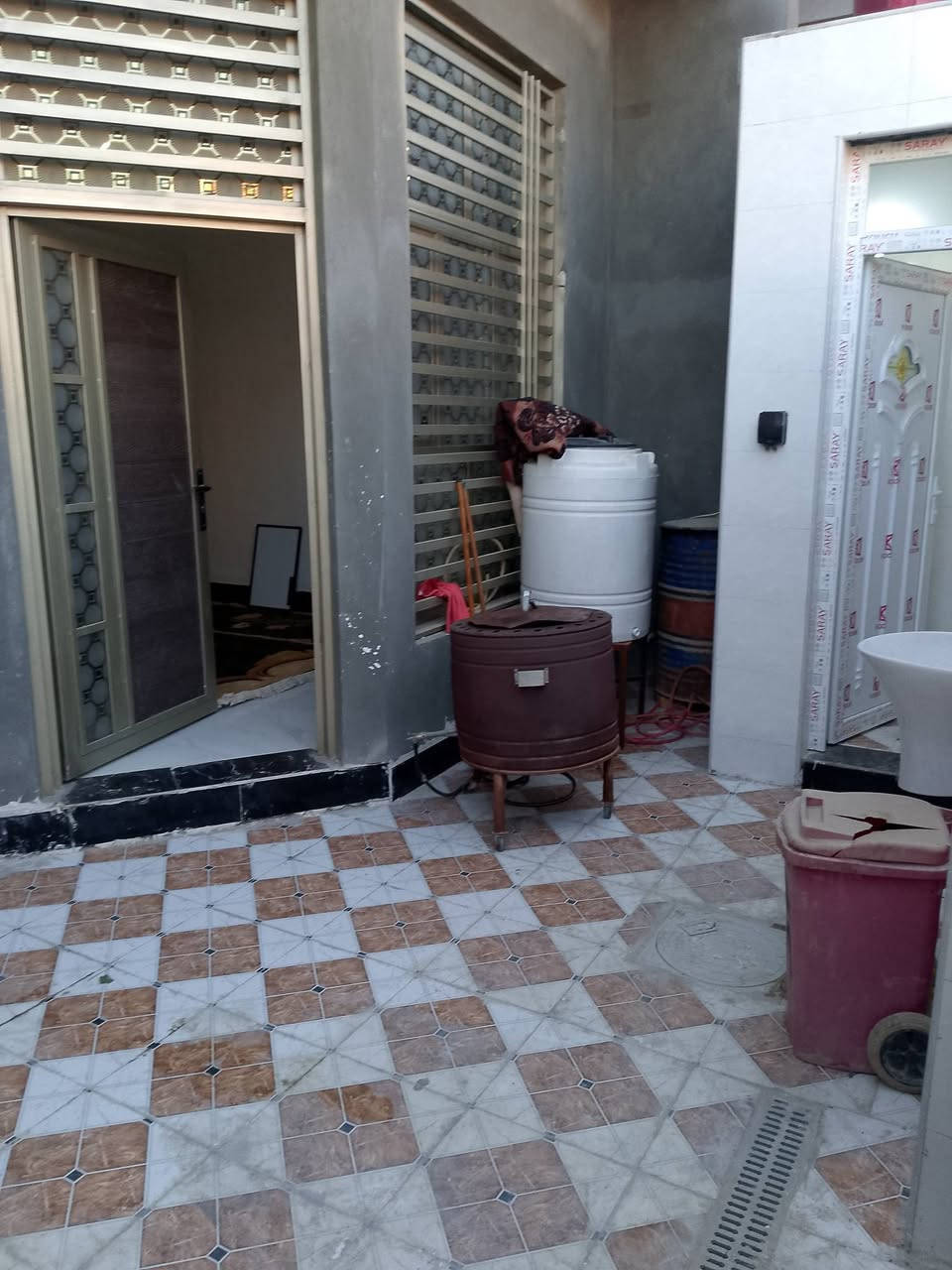 دار سكن بناء جديد مسلح غرفه صاله استقبال ومطبخ وصحيات وفوك صاله كبيرة مساحه ١٢٥ واجهه ٧الى ربع حي الزهراء قريب على شارع ٢٠ السعر ١٢٠ للاستفسار مكتب ياسين للعقار ***********
