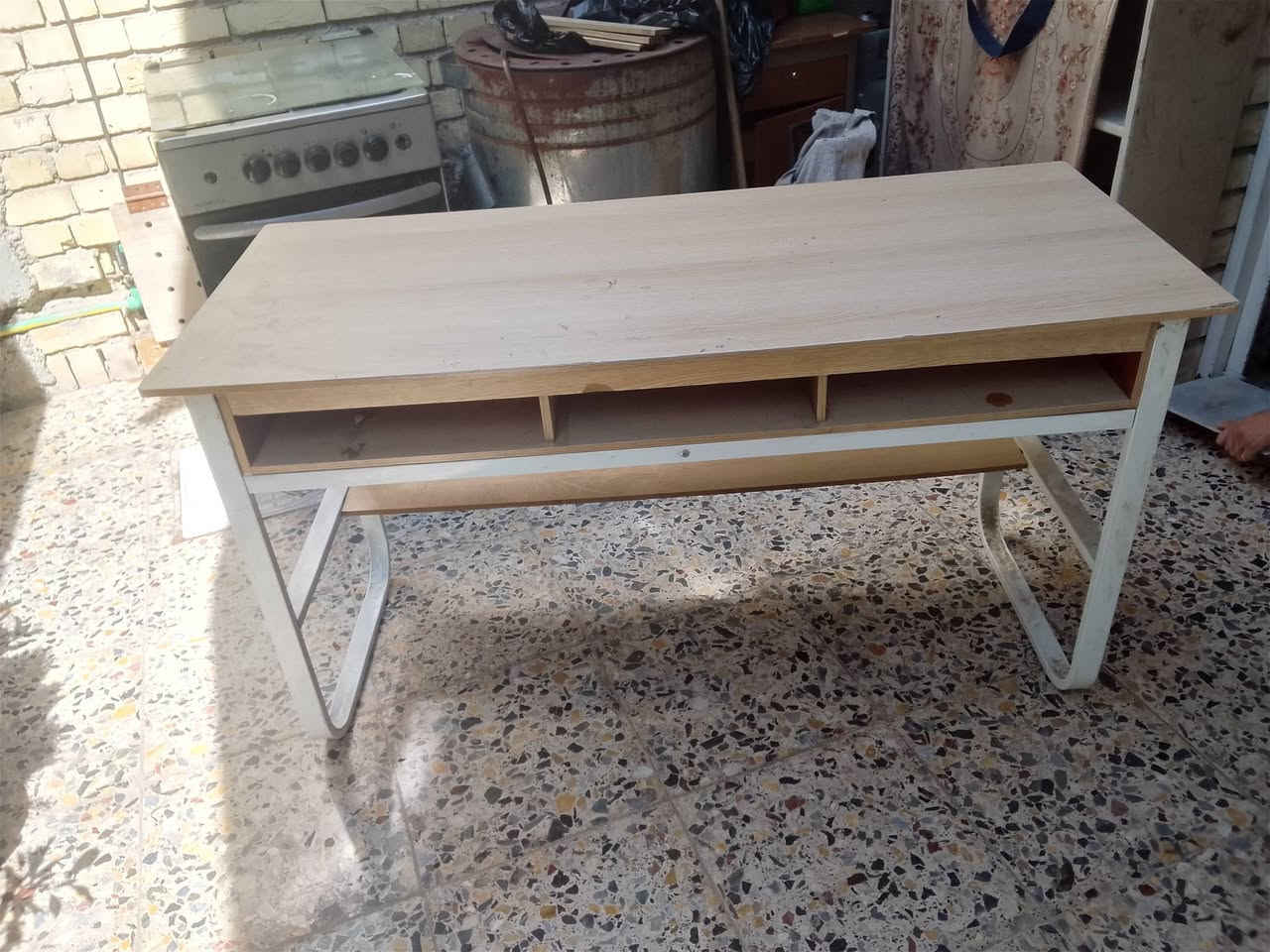 ميز دراسه وطباخ للبيع السعر الواحد 25الف مكان بغداد حي الخطيب قرب الخط السريع ***********
