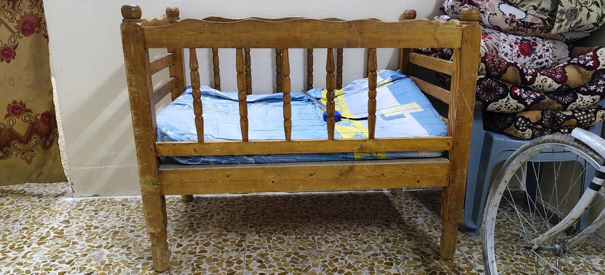 تخت مال طفال للبيع شغل فصال وخشب ثقيل طول 120 والعرض 70 رتفاع 100 معا دوشك مالو مكاني حي الانتصار 
***********
