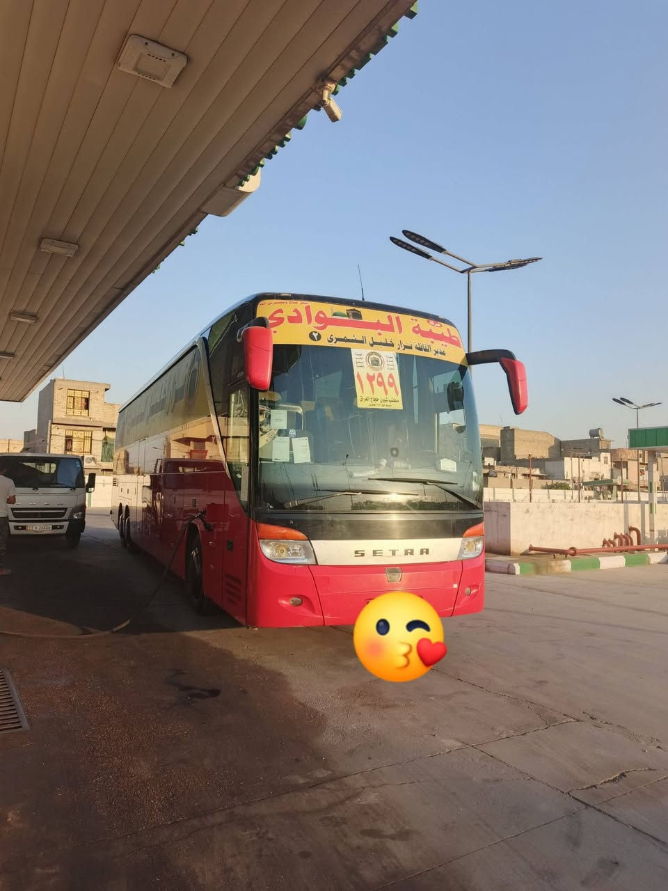 السلام عليكم باص أم السيوف  للبيع 417 تلاث صناديك مكينة 8 كير سطر تبريد زعانف باص جاهز للعمل *********** مكان الباص بغداد
