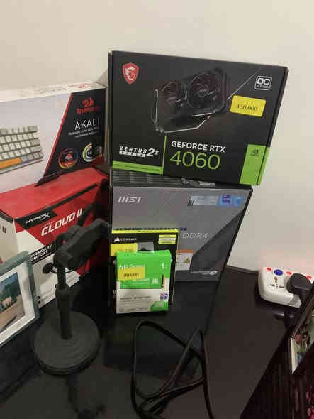 السلام عليكم شبابنا الطيبة 
تجميعة كاملة وياها شاشة 75فريم 🖥️وموس وكيبورد ريد دراكون وسماعة هايبر اكس جيل الثاني 
مواصفات التجميعة 
1-🎮كرت شاشة 4060 8g
2-رمات Rgb لون ابيض 16g. DD4
3-بور سبلاي 500 
4-ssd 1تيرة🚀
5-🏠كيس من شركةFSP
6-مذر بورد من شركة lllsl
7-💻معالج i5-12400F
8-وندوز 11
تشغل كل العاب وفريمات عالية بدون اي دروبات تشغل للمعلومية التجميعة مصارلها أقل الشهر ونص 
انطيك كل العلب الي بل تجميعة وعلبت الموس والكيبورد أيضا بس علبة المعالج ضايعة مكاني بغداد السعرة مليون و100وبيها مجال بسيط للستفسار *********** الرقم بي واتساب اتصل وتشلع عيوني هم .
