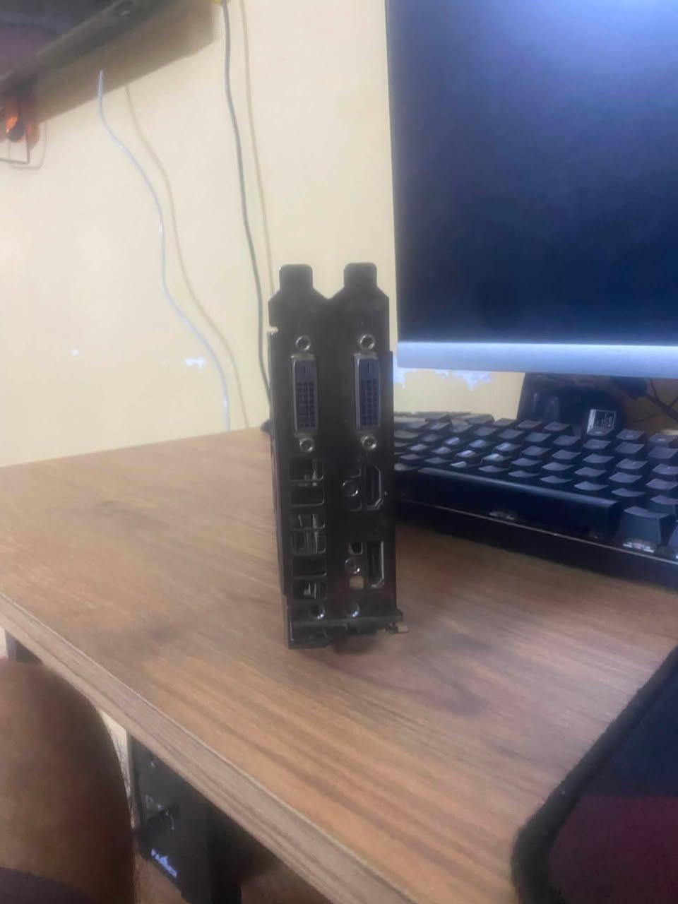 سلام عليكم قطع pc لبيع
شاشة حجم ٢٢ 60هيرتز بيه سبيكرات نظام محوله ٢٠ wt اقتصاديه بل كهرب سعره 65 
كرت شاشه gtx 1050ti asus rogحرارته 65 تحت الضغط سعره 85

بورد h110  m asus مع معالج i5 6402p بورد ومعالج  ابيع سوه سعرهم  75 
الاسعار بيه مجال 
مكاني موصل يوجد توصيل ***********
