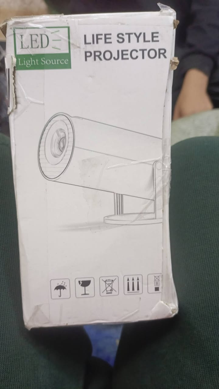 "داتا شو" (Data Show)  بالنسخة الحديثة والذكية   نظام أندرويد مدمج: بي يوتيوب، نيتفلكس، وشاهد.. بس تكنكه على الواي فاي وتفتح اللي تريده، ما يحتاج لا لابتوب ولا تعقيد.
✅  تگدر تربط موبايلك (آيفون أو أندرويد) عليه وايرلس وتعرض صورك وفيديوهاتك وحتى ألعابك بشاشة توصل لـ 130 بوصة! 📱🔥
✅ صورة صافية ودقيقة: يدعم دقة الـ 4K والصورة تتعدل وحدها (أوتو كيستون) حتى لو الجهاز مائل.
✅ صوت وبلوتوث: بي سماعة داخلية، وتگدر تربطه بسماعة بلوتوث خارجية 
📍 وايفاي 6 (Wi-Fi 6): سريع جداً وما يقطع بالبث.
📍 منفذ HDMI: للبلايستيشن أو اللابتوب.
📍 منفذ USB: تشغل عليه فلاش أفلامك المفضلة.
سعر القطعه 20 مع التوصيل 
سعر القطعتين 30 مع التوصيل


**إذا كنت صاحب هذا الإعلان وتريد حذفه لأي سبب، رجاءا أرسل رسالة إلى الدعم الفني**