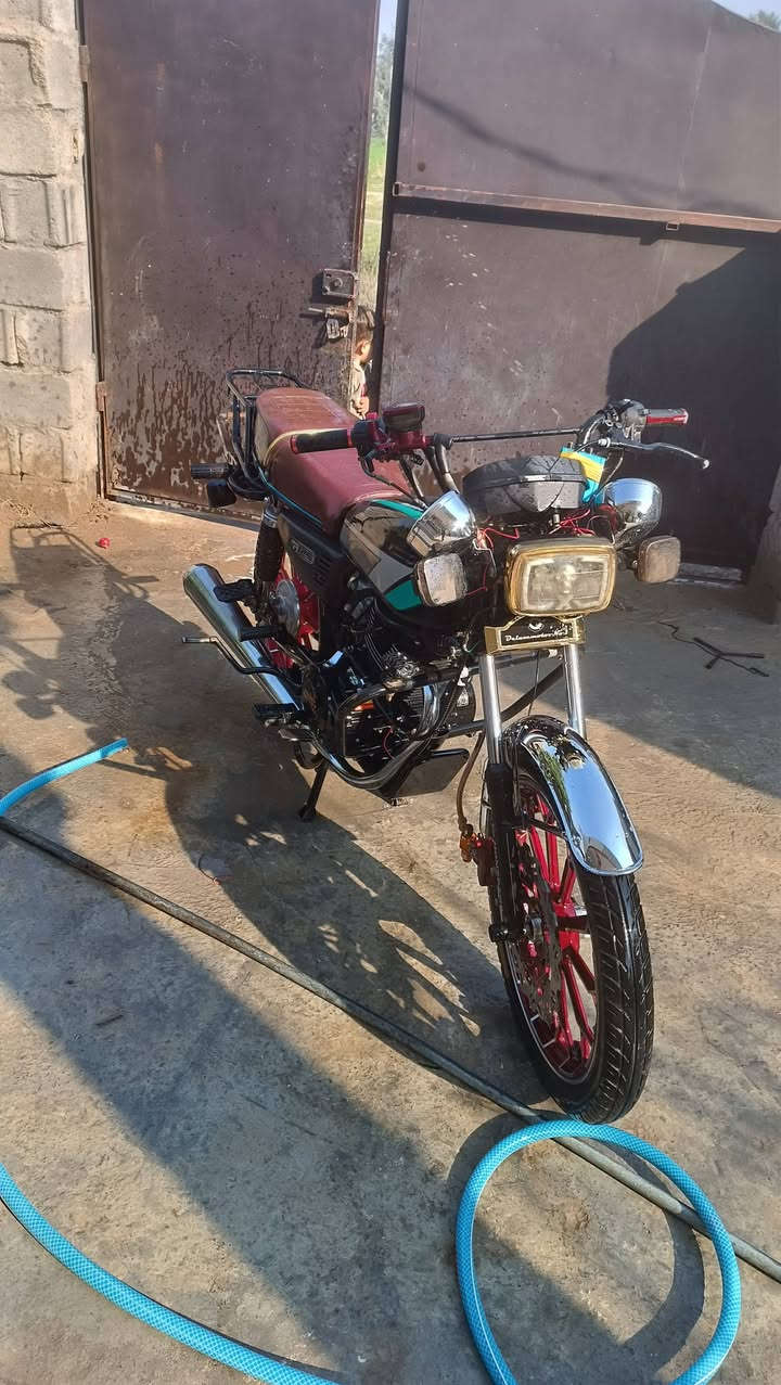 السلام عليكم دراجة سيفان للبيع موديل 25مبدل تانكي مالتة الاصلي موجود الويل هم مبدل الدراجة مهمولة مكينة سودة  الدرجة نضيفة بس مهمولة 750بي مجال اوراق كاملة مكاني بهرز. ***********متواجد خاص
