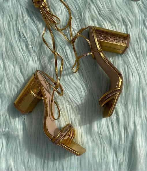 توفر شلعه احذيه كعب نسائي الكميه خير من الله فوك 50 قطعه شي ان  ***********
