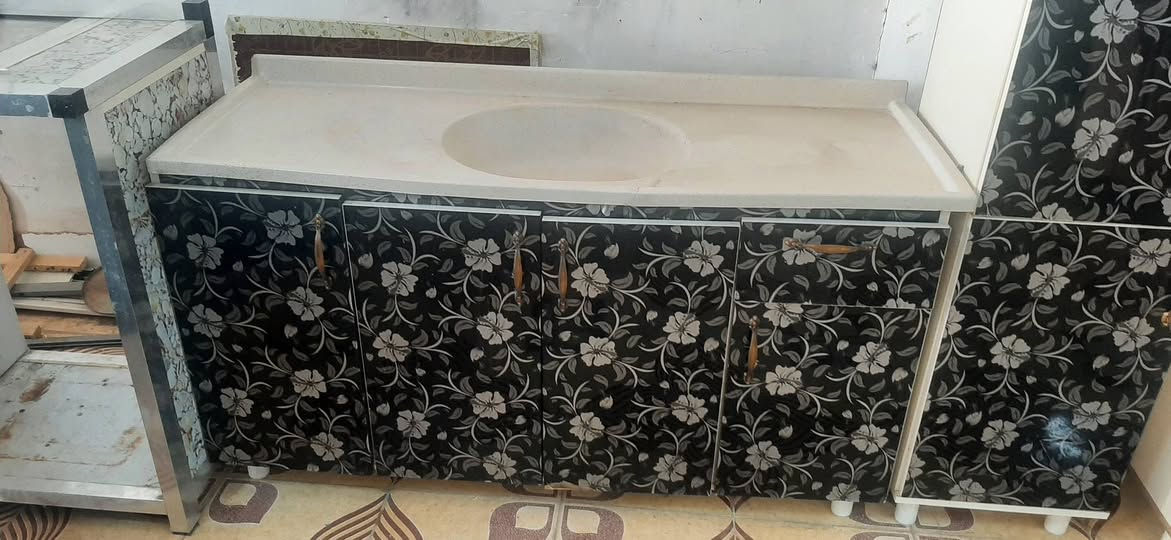 معرض العماد//كاونتر خشب مترين ونص 5 قطع مستخدم نضيف للأستفسار ***********//*********** كركوك, العراق
