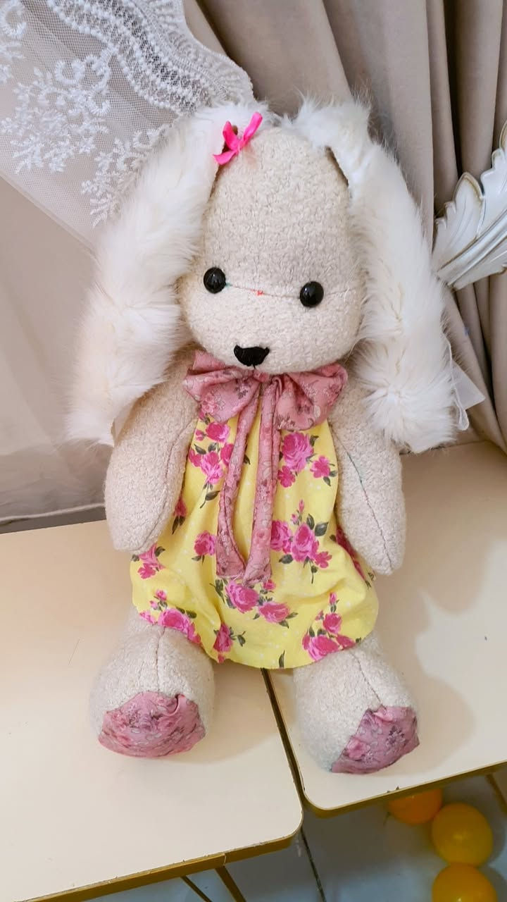 🐰🤍 ليس مجرد أرنبٍ محشو، بل ذكرى تنبض بالمشاعر...

نحوّل ملابس أطفالكم الغالية على قلوبكم إلى دمية مميزة تُحافظ على أجمل الذكريات وتبقى معكم لسنوات طويلة.

كل قطعة تُصنع يدوياً بعناية وحب، لتحمل تفاصيل لا تُقدّر بثمن وذكريات لا يمكن تعويضها.

✨ صناعة يدوية خاصة
✨ مصنوع من ملابس أطفالكم المفضلة
✨ هدية مؤثرة ومليئة بالمشاعر
✨ قطعة تذكارية فريدة لا تتكرر

للطلب والاستفسار:
📱 واتساب: ***********
💌 أو عبر الرسائل الخاصة

