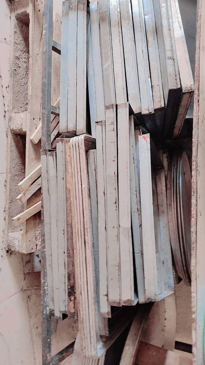 طاولي كبير وصغير مغلون العدد250 طاولي للبيع ***********
