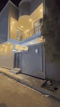 بيتين للبيع فول مواصفات بناء 2025 مساحه 300 الاول 176 متر ركن 6 غرف نوم وصالتين ومطبخ واستقبال السعر 400 والثاني يتكون من 4 غرف نوم وصالتين وصحيات 2 واستقبال ومطبخ السعر 250 العنوان حي اريدو خلف المحكمه فرع مطعم غليون مقابل مدرسه الشورى للأستفسار *********** مكتب البدري للعقار
