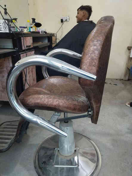 كرسي
حلاقه اخو الجديد يعني نظافه 90%
مكان الشوهاني السعر 125 وبي مجال
***********
