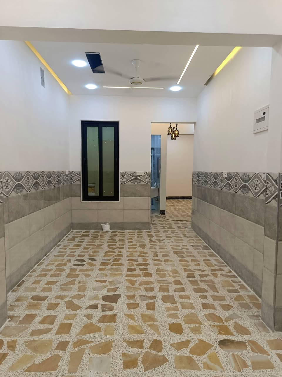 الدار للايجار 
الموقع الموصل حي القادسية الثانية خلف مدرسة زهرة المدائن 
المساحة ١١٠ متر ركن 
البناء طابقين 
الطابق الاول  مطبخ واستقبال وصاله وغرفه نوم وحمام وتواليت 
الطابق الثاني يحتوي على ٣ غرف نوم وصحيات 
سعر الإيجار ٥٠٠ الف نهائي 
للاتصال على الرقم ***********
او التواصل على الخاص 
مكتب نون لتجارة العقارات الكائن في حي المصارف مقابل مسبح الابراج قرب مطعم السلطان 
اوقات الاتصال من الساعة العاشرة صباحا وحتى الساعة التاسعة مساء
