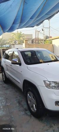 جيب شيروكي ١٣ خليجي ماشيه ٨٦ حقيقي السعر ١٦٥ للتواصل 07868478416