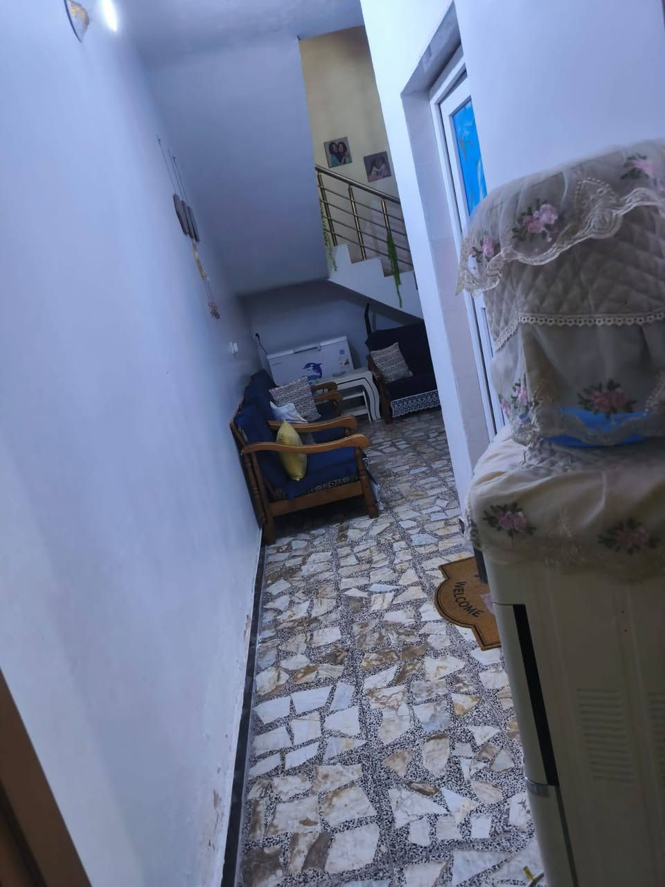 السلام عليكم بيت للبيع شارع اسواق رسل سند اصفر ١٠٠ متر طابق ونص كامل ***********
