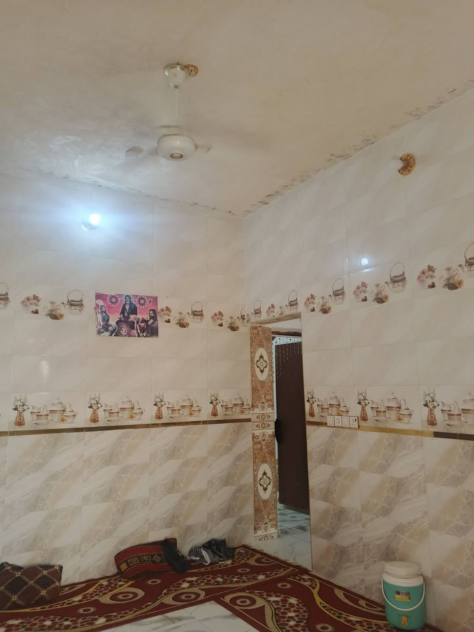 بيت للبيع بحي الصدرين ع حولي الجديد مساحه ٤٠٠مترزراعي يتكون من ديوانية ١٠متر صالة٧ متر غرافتين٥ ونص متر مطبخ بارد ٤متر ومطبخ حار للبيت ركن ع شارعين ***********
