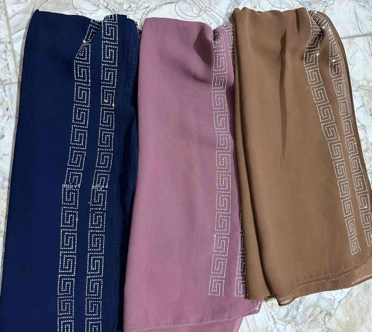 شال جرجيت ستراس مسطره الخامه الأصلية 
السعر 4️⃣🩷
يفيد حتى للمناسبات 😊
للحجز مراسلة الصفحة متوفر توصيل 🚚


**إذا كنت صاحب هذا الإعلان وتريد حذفه لأي سبب، رجاءا أرسل رسالة إلى الدعم الفني**