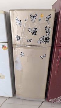 ثلاجات نضيفات وشغالات ضمان 7 ايام سعر الوحده 180 وبيها مجال حك جيه 078...