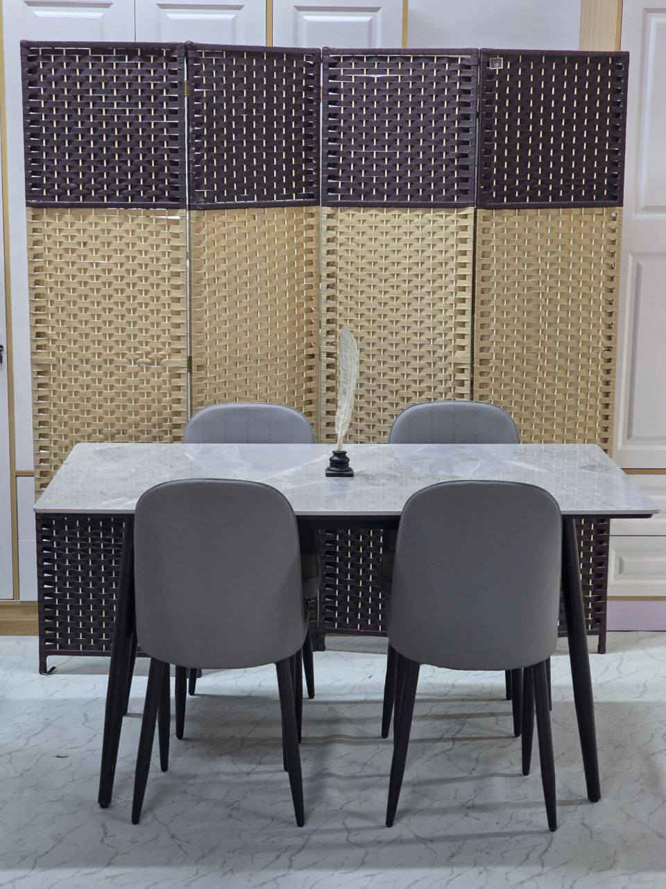 ✨ وصل الجديد يمّنا وبسعر يفرّح ✨
🍽️ ميز طعام مع ٤ كراسي

📏 القياسات:
▪️ الطول: ١٤٢ سم
▪️ العرض: ٨٢ سم
💰 السعر: 215
🚚 توصيل مجاني
✔️ داخل بغداد
✔️ لجميع المحافظات
#شركة2G


**إذا كنت صاحب هذا الإعلان وتريد حذفه لأي سبب، رجاءا أرسل رسالة إلى الدعم الفني**