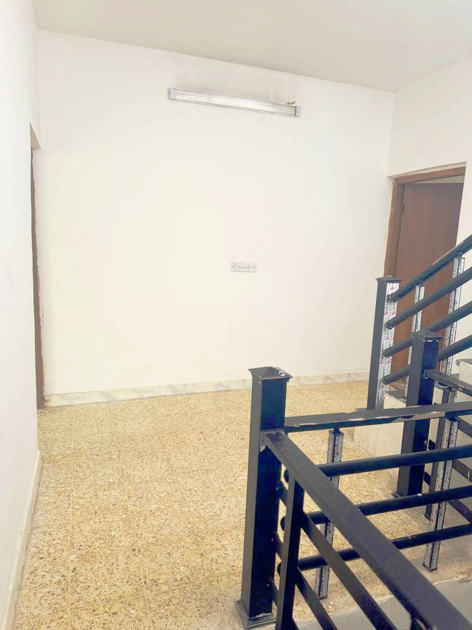 🏡✨ منزل مميز للبيع ✨🏡
📍 قرب جسر البنوك – الضباط
موقع راقٍ وهادئ جدًا، مناسب للسكن العائلي
📐 التفاصيل:
▪️ المساحة: 105 م²
▪️ الجبهة: 5.25 م
▪️ النزال: 20 م
▪️ المنزل فارغ حاليًا وجاهز للتسليم
🏠 مواصفات المنزل:
🛏️ ثلاث غرف نوم سويتات
🛋️ صالة مريحة
🍽️ مطبخ
حيطان مستقله كلشي مفصول ماء كهرباء 
🚗 جراج سيارة
🌿 مميزات إضافية:
✅ لا يوجد مقابل البيت ( جار )
✅ موقع هادئ جدًا
✅ قريب من الخدمات والأسواق
📞 للمعلومات والمعاينة:
الاتصال مباشرة *********** زيد الماجدي 
السعر 380 مليون
❓ تحب تسكن بمكان هادئ وقريب من كل شيء؟
📩 راسلنا الآن ولا تفوت الفرصة
