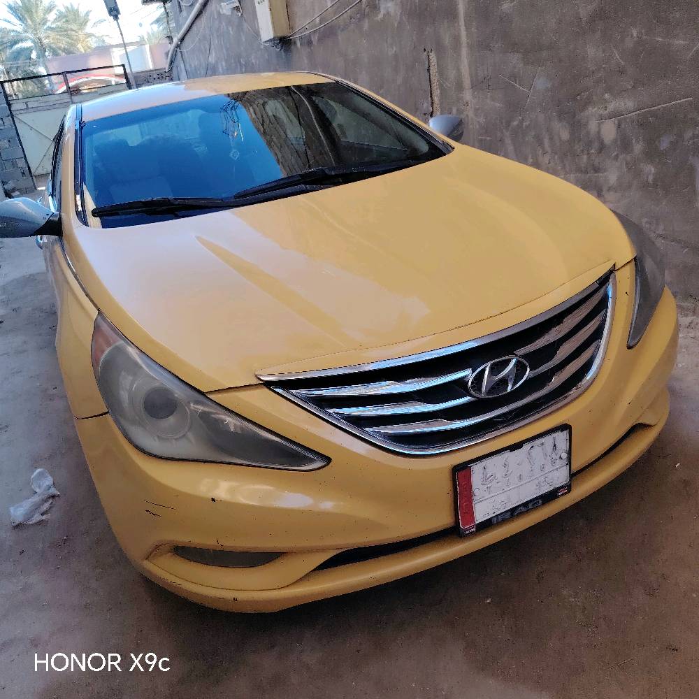 سيارة هونداي باللون الأصفر بحالة جيدة، مع تصميم داخلي مشدود. مناسبة للمدن والسياقة الطويلة. السعر ملائم وقابل للتفاوض بمحافظة مكان الإقامة.