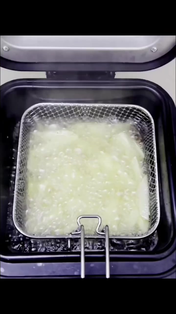 رمضان كريم 🌙 
🛑 التوصيل صار مجاني 
قلاية زيتية 2.5 لتر

المميزات:

حوض قلي كبير بحجم 2.5 لتر

جسم من الفولاذ المقاوم للصدأ

عتلة للتحكم بدرجة الحرارة 80-190 درجة

سلة داخلية مطلية بالمينا مع مقبض من البلاستيك المقاوم للحرارة

المنشأ: الصين

الطاقة: 1000 واط

عمق الجهاز: 10 سمط

عمق السلة: 7 سم

طول سلك الكهرباء: 88 سم

أبعاد الغلاف: ارتفاع: 22 سم  طول: 25 سم  عرض: 26 سم

أبعاد المنتج: ارتفاع: 18 سم  طول: 21 سم  عرض: 20 سم

ابعاد السلة:ارتفاع: 7 سم  طول: 15 سم  عرض: 15 سم
كل هذا الجمال بسعر مناسب فقط 50الف
#قلايه#بطاطه#قلايه_زيتيه#طعام #بيت


**إذا كنت صاحب هذا الإعلان وتريد حذفه لأي سبب، رجاءا أرسل رسالة إلى الدعم الفني**