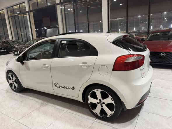 السلام عليكم 
كيا ريو
موديل 2014 
خليجي مكفوله بيها بارد مكان بسيط
السعر 105 بيها مجال 
*********** زيد الجبوري
