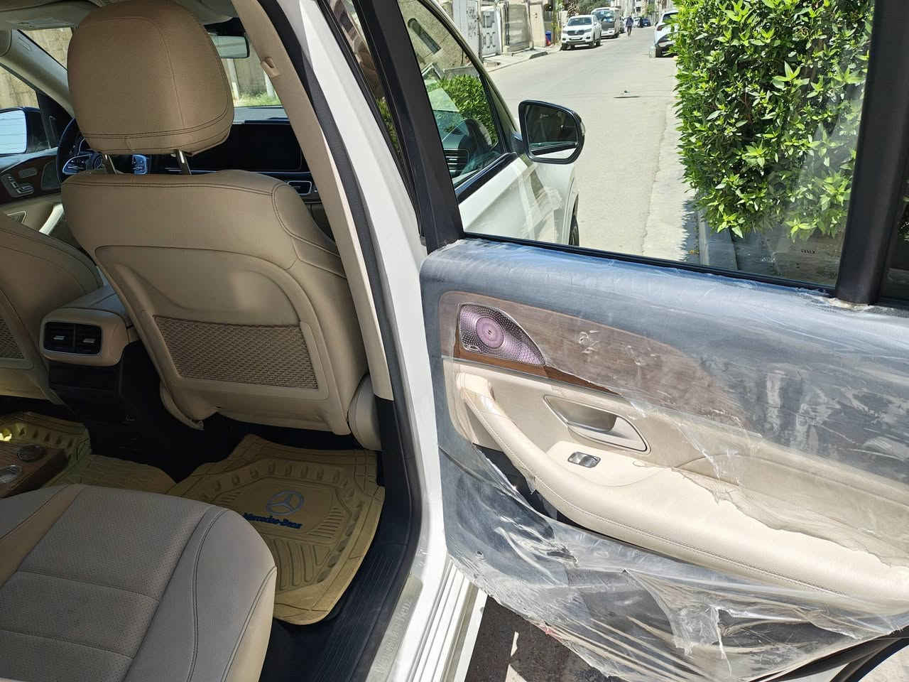 للبيع Mercedes-Benz GLE 350
سيارة فخمة تجمع بين الأداء، الراحة، والتكنولوجيا الألمانية.
🚘 المواصفات:
الموديل: 2022
النوع: Mercedes-Benz GLE 350
الاستيراد: وارد أمريكي
محرك 2.0 تيربو بقوة 255 حصان مع ناقل حركة أوتوماتيكي 9 سرعات (9G-TRONIC). �
تصميم راقٍ ومقصورة فاخرة.
شاشة معلومات وترفيه كبيرة مع نظام MBUX.
كاميرات وحساسات، وأنظمة أمان ومساعدة قيادة متطورة مع خارطة العراق
عداد السير : 17000 كيلو متر
✅ السيارة نظيفة وجاهزة للاستخدام.
📞 للتواصل: ( ***********) للجادين فقط 
💰 السعر: ( 43000$)
