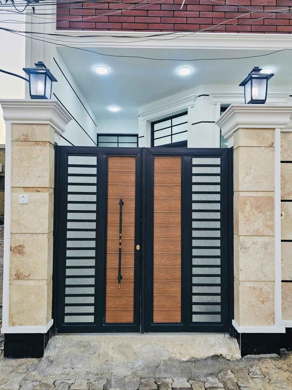 🏠🏠دارين سكن للبيع 🏠🏠

📍كوت / الخاجية / شارع افران العراق📍

✅مساحة الدار الواحد 100 م (5 م * 20م)  

عرض الشارع 20م 

✅بناء حديث الدار جديد و غير مسكون

يتكون من طابقين

الطابق الاول:-
استقبال ومطبخ وهول وغرفة نوم وصحيات داخلية وخارجية

الطابق الثاني :-
غرفتين نوم وهول وصحيات 

للاستفسار مراسلة الصفحة او الاتصال على☎️☎️

***********

===============================
#مستعدون_لبيع_وشراء_الاراضي_السكنية_في_الهورة_والزهراء_والخاجية_والياسمين_والاسكان_والداحرة_وام_هليل

#شكراً_لإختياركم_قصر_الروان_للعقار
