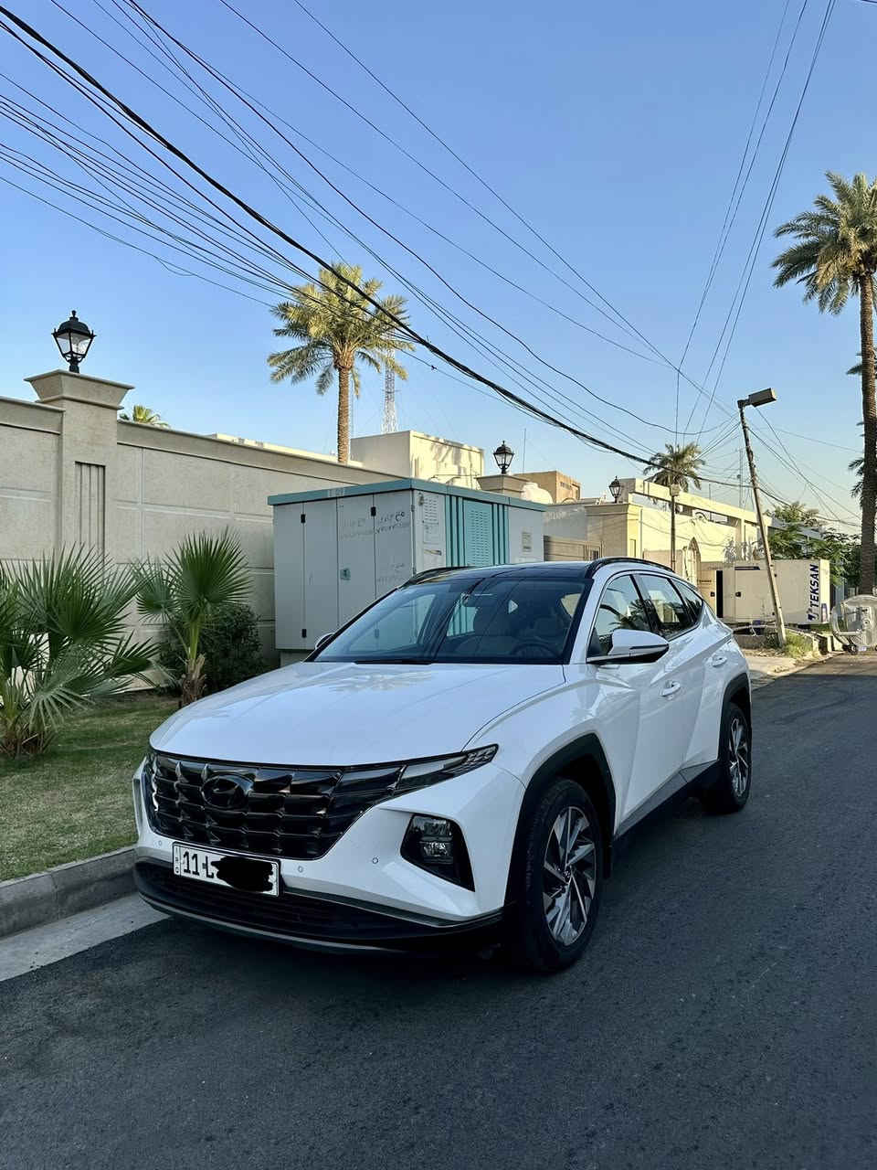 👑 هيونداي توسان (Hyundai Tucson) موديل 2023 👑
المواصفات: خليجية - فول مواصفات 1/1 (أعلى فئة بالشركة)
لأصحاب الذوق الرفيع والباحثين عن النظافة والفخامة، متوفرة الآن هيونداي توسان بمواصفات ملكية كاملة وجاهزة للاستخدام:
✨ أبرز المواصفات والمميزات:
 المحرك: اقتصادية وقوية، جاهزة لأي سفرة.
 السقف: بانوراما بالكامل (فتحة سقف ملكية).
 التشغيل والتحكم: تشغيل عن بعد، بصمة أبواب، وبصمة تشغيل.
 الشاشات والعدادات: شاشة كبيرة أصلية تدعم خرائط وأنظمة الترفيه + شاشة عدادات رقمية (ديجيتال) متطورة.
 الحساسات والكاميرات: كاميرا دوارة عالية الدقة + نظام حساسات متكامل (أمامي وخلفي) للمساعدة على الركن.
 المقاعد: جلد فاخر (تحكم كهربائي بالكامل) مع ميزة التدفئة والتبريد.
 الإنارة: لايتات LED أمامية وخلفية زنون أصلية مع ترحيب ذكي عند الاقتراب.
 الصندوق الخلفي: صندوق ذكي يفتح ويغلق كهربائياً.
 وسائل الأمان: نظام فرامل ABS، نظام مانع الانزلاق، رادارات ونظام المساعدة على القيادة.
 الجمالية: رينغات ألمنيوم حجم كبير أصلية، تحكم ستيرن كامل، صاج داخلي مميز، وسبايدر خلفي.
📌 حالة السيارة والتفاصيل:
 الرقم: رقم مميز (جاهزة للتحويل والوكالة فوراً).
 السعر المطلـوب: 215 ورقة (بيها مجال طيب وحك الجية للشراي الجناي).
📞 للاستفسار والتواصل مباشرة مع صاحب السيارة:
📱 ***********
مكان التواجد: بغداد.
(السيارة للمحبين والنظافة تحكم، الشراي يتصل وما نقصر وياه بالمعقول)
