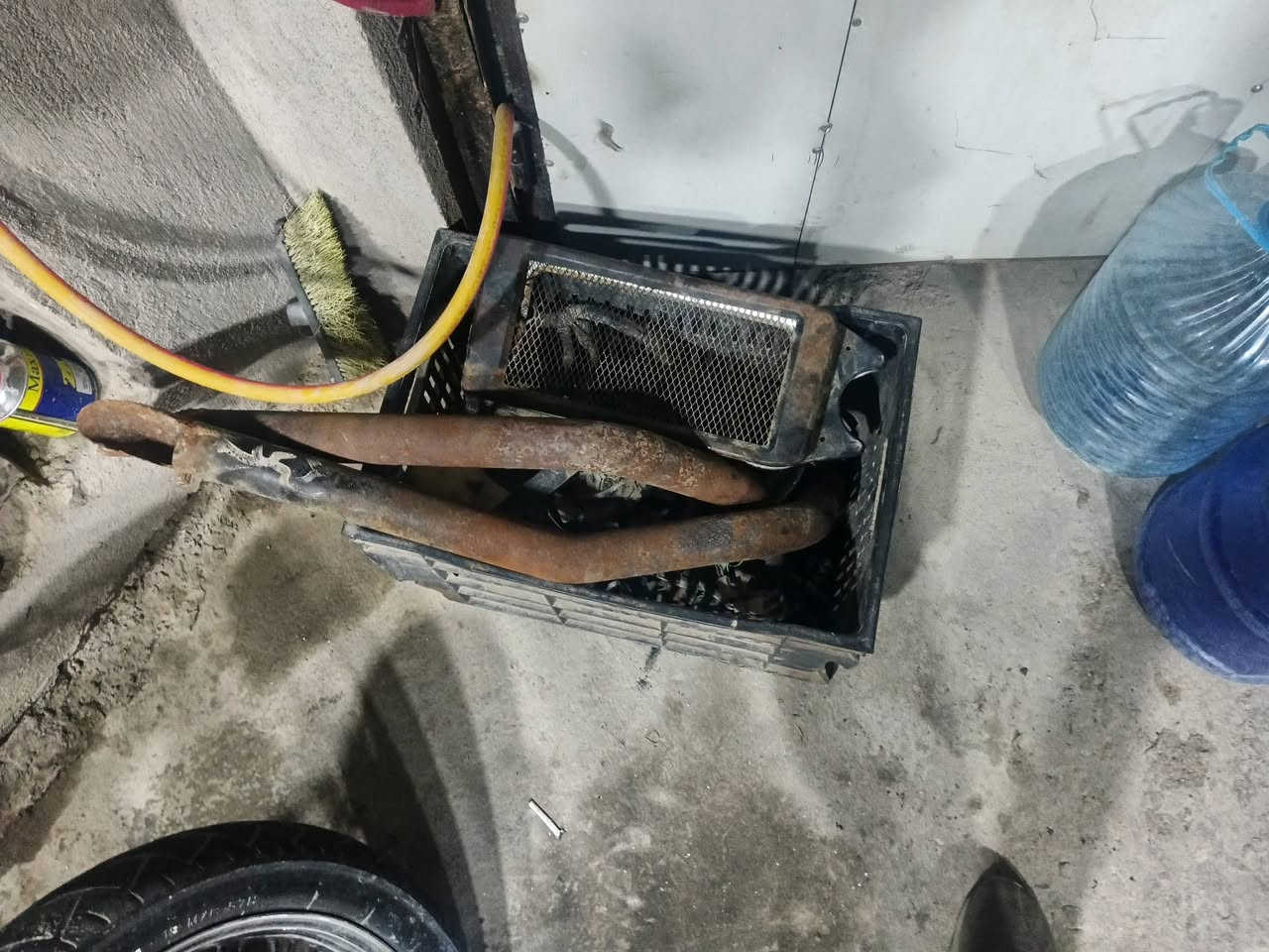 السلام عليكم هوندا ستد ٤٠٠ الدراجه شوفت عينك وياها غراض كامله نقص (يطغ محرك وضفيره )
بيهه عقل اصلي شغال 
السعر 300
تواصل ***********
